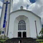 Julie Bertin Instagram – “📍Tsilaosa ★★★★ – 21 Rue du Père Boiteau, Cilaos 97413, La Réunion 
– Je reviens sur cet hôtel où j’ai eu la chance de pouvoir séjourner il y a un mois lors de mon ascension au Piton des Neiges. Croyez-moi, c’était l’une des choses qui me motivait le plus lors du chemin retour. Après 11 heures de marche, je ne pensais qu’à manger cette raclette.” 😅.
.
.
*Le @tsilaosa_hotel est un hôtel situé au plein cœur du village de Cilaos, l’entrée de l’hôtel donne directement sur la rue principale piétonne et ses petits commerces.
Le village a su garder tout son charme créole. Les chambres, s’ouvrent vers les cimes majestueuses et reposantes du cirque. La décoration est un mélange d’inspirations venues
d’Inde, d’Afrique et d’Europe.
Un Jacuzzi à ciel ouvert installé sur la terrasse panoramique offre une magnifique vue sur le Piton Des Neiges.

Vivre un séjour unique en plein cœur des cirques
De la décoration au mobilier, les moindres détails mettent à l’honneur l’incroyable métissage de la population locale et ses traditions ancestrales. Spacieuses, les chambres disposent d’une vue charmante sur le village et du plus grand confort au niveau literie.
L’hôtel compte 22 chambres, dont 14 supérieures (10 Doubles, 4 Triples), 7 Deluxe (Doubles dont 2 communicantes) et une suite Junior.

#travel #travelblogger #hotelroom #tips #reunion #island #moutain #foodporn #christmas #view