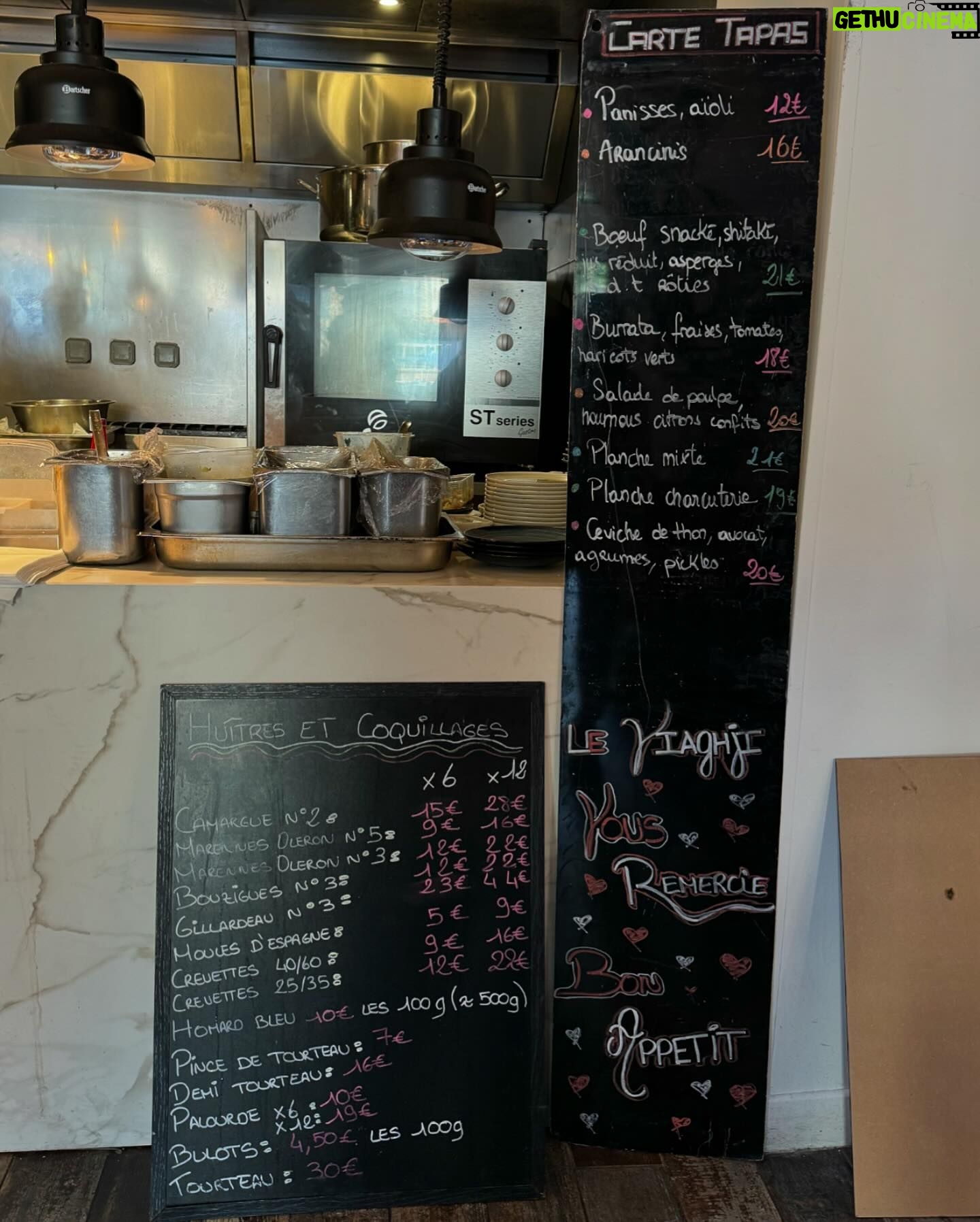 Julie Bertin Instagram - Vous connaissez maintenant la meilleure adresses avec la meilleure vue, pour sejourner à Marseille. Le @alexhotel_marseille -> Je vous laisse avec ce carrousel qualitatif et authentique qui résume parfaitement ces dernières 48 heures.