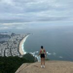 Julie Bertin Instagram - 📍Vidigal, R.J « De façon paradoxale, son nom est emprunté au major de la garde royale, Miguel Nunes Vidigal. Un homme réputé pour sa répression féroce envers les cérémonies de candomblé – une religion afro-brésilienne très pratiquée dans le pays –, sa détestation de la samba et sa haine persécutrice de la capoeira. Un héritage en contradiction totale avec l’histoire de la favela qui sera, dès les années 1970, le refuge de l’élite culturelle et de concerts improvisés de samba. L’arrivée en janvier 2012 de l’unité de police pacificatrice (UPP) fait sauter cette ultime barrière. Vidigal devient une favela accessible et convoitée par les « gringos ». La flambée des prix de l’immobilier à l’approche de la Coupe du monde attire étrangers et cariocas de la classe moyenne qui ne peuvent plus se payer les appartements des quartiers nobles pris dans la bulle spéculative .. »