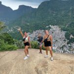 Julie Bertin Instagram - 📍Vidigal, R.J « De façon paradoxale, son nom est emprunté au major de la garde royale, Miguel Nunes Vidigal. Un homme réputé pour sa répression féroce envers les cérémonies de candomblé – une religion afro-brésilienne très pratiquée dans le pays –, sa détestation de la samba et sa haine persécutrice de la capoeira. Un héritage en contradiction totale avec l’histoire de la favela qui sera, dès les années 1970, le refuge de l’élite culturelle et de concerts improvisés de samba. L’arrivée en janvier 2012 de l’unité de police pacificatrice (UPP) fait sauter cette ultime barrière. Vidigal devient une favela accessible et convoitée par les « gringos ». La flambée des prix de l’immobilier à l’approche de la Coupe du monde attire étrangers et cariocas de la classe moyenne qui ne peuvent plus se payer les appartements des quartiers nobles pris dans la bulle spéculative .. »