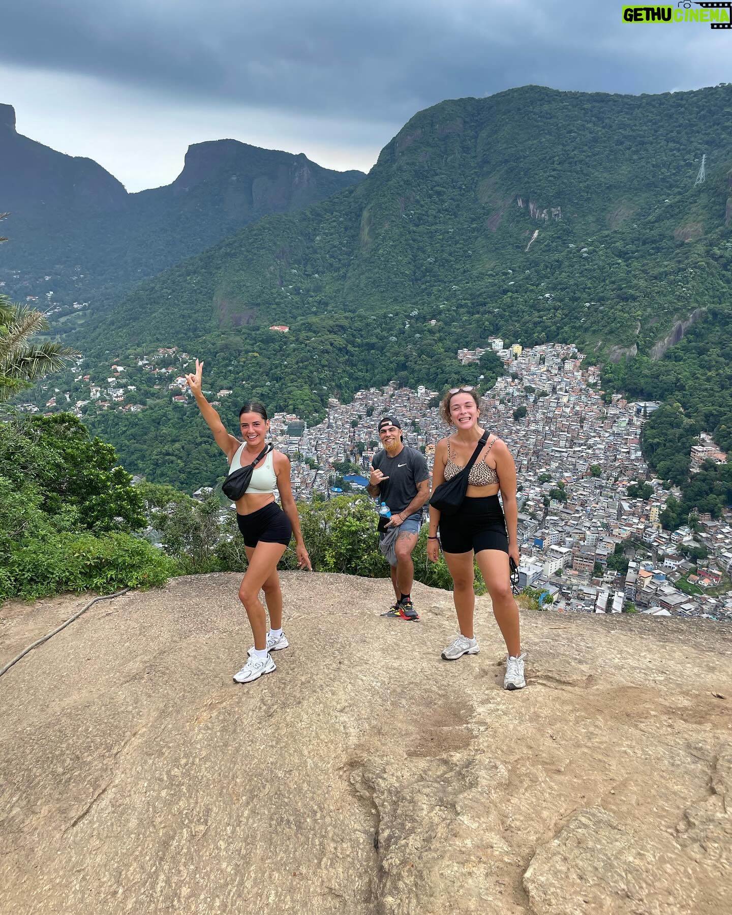 Julie Bertin Instagram - 📍Vidigal, R.J « De façon paradoxale, son nom est emprunté au major de la garde royale, Miguel Nunes Vidigal. Un homme réputé pour sa répression féroce envers les cérémonies de candomblé – une religion afro-brésilienne très pratiquée dans le pays –, sa détestation de la samba et sa haine persécutrice de la capoeira. Un héritage en contradiction totale avec l’histoire de la favela qui sera, dès les années 1970, le refuge de l’élite culturelle et de concerts improvisés de samba. L’arrivée en janvier 2012 de l’unité de police pacificatrice (UPP) fait sauter cette ultime barrière. Vidigal devient une favela accessible et convoitée par les « gringos ». La flambée des prix de l’immobilier à l’approche de la Coupe du monde attire étrangers et cariocas de la classe moyenne qui ne peuvent plus se payer les appartements des quartiers nobles pris dans la bulle spéculative .. »