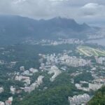 Julie Bertin Instagram - 📍Vidigal, R.J « De façon paradoxale, son nom est emprunté au major de la garde royale, Miguel Nunes Vidigal. Un homme réputé pour sa répression féroce envers les cérémonies de candomblé – une religion afro-brésilienne très pratiquée dans le pays –, sa détestation de la samba et sa haine persécutrice de la capoeira. Un héritage en contradiction totale avec l’histoire de la favela qui sera, dès les années 1970, le refuge de l’élite culturelle et de concerts improvisés de samba. L’arrivée en janvier 2012 de l’unité de police pacificatrice (UPP) fait sauter cette ultime barrière. Vidigal devient une favela accessible et convoitée par les « gringos ». La flambée des prix de l’immobilier à l’approche de la Coupe du monde attire étrangers et cariocas de la classe moyenne qui ne peuvent plus se payer les appartements des quartiers nobles pris dans la bulle spéculative .. »