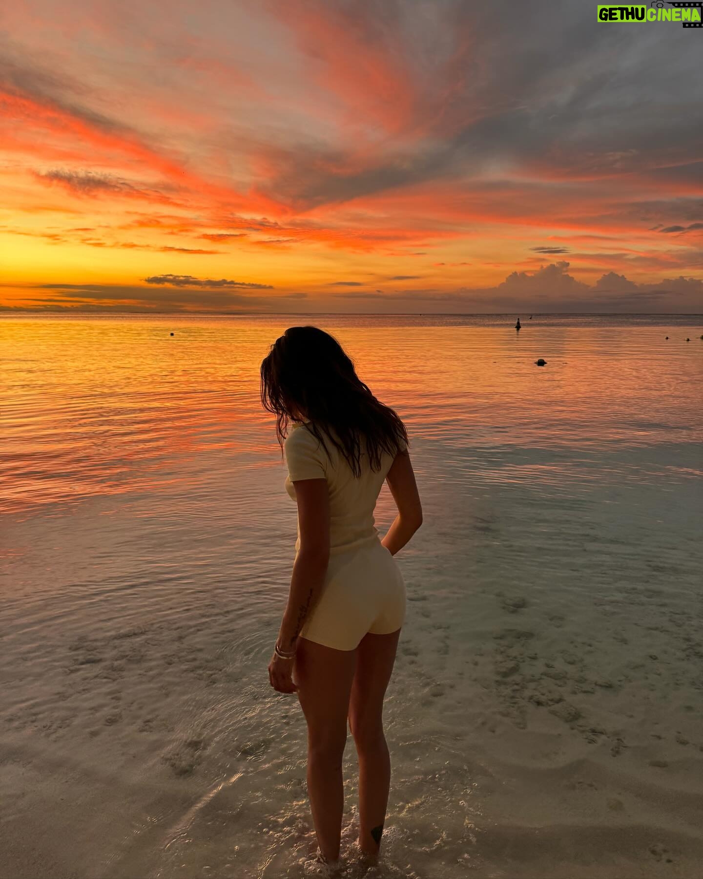 Julie Bertin - 9.8K Likes - 📍Trou-aux-Biches, Maurice
« À mon plus beau coucher de soleil … ☀️ ».