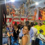 Julie Bertin Instagram – 📍Sambodrome Marquês de Sapucaí, R.J. 

« les gars, j’ai fait le carnaval de Rio 🤩 »

1. Une Julie hyper mega émerveillée 
2. Non, je ne vais pas vous laisser avec une simple photo du carnaval. Je compte vous faire une vidéo récapitulative, des plus beaux chars car vous n’êtes pas prêt. C’est incroyablement beau mais c’est long, très long .. 21h – 7h30 😅. 
3. Je me rends compte que j’ai super bien choisi nos places. On était clairement avec le carnaval tout devant 🤩. 
4. 7h30 – 8h . C’est la fin du carnaval. Tout le monde a le droit de se rendre sur la piste du défilé pour clôturer le dernier passage 💃.
5. End 🥺. 

#carnaval #euquero #brazil🇧🇷 #rj #carnavalrj @riocarnaval #samba #explore #sambodromo #travel #frenchgirl #