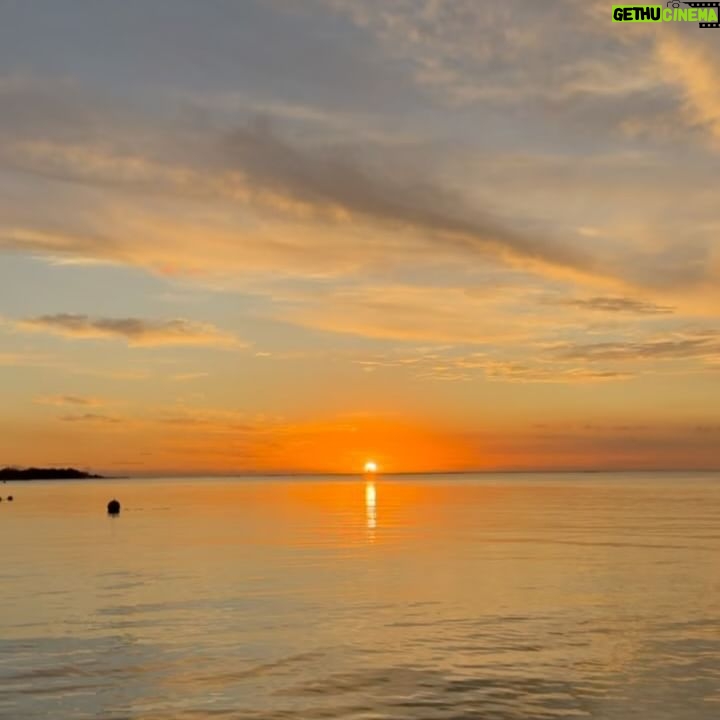 Julie Bertin - 9.8K Likes - 📍Trou-aux-Biches, Maurice
« À mon plus beau coucher de soleil … ☀️ ».