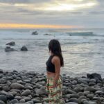 Julie Bertin Instagram – 📍 Manapany, La Réunion 
.
.
(pour la ref du pantalon, c’est au marché de st Paul 👀).