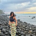 Julie Bertin Instagram – 📍 Manapany, La Réunion 
.
.
(pour la ref du pantalon, c’est au marché de st Paul 👀).