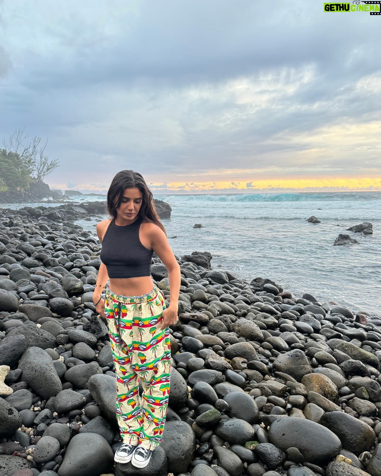 Julie Bertin - 10.2K Likes - 📍 Manapany, La Réunion
.
.
(pour la ref du pantalon, c’est au marché de st Paul 👀).