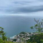 Julie Bertin Instagram - 📍Vidigal, R.J « De façon paradoxale, son nom est emprunté au major de la garde royale, Miguel Nunes Vidigal. Un homme réputé pour sa répression féroce envers les cérémonies de candomblé – une religion afro-brésilienne très pratiquée dans le pays –, sa détestation de la samba et sa haine persécutrice de la capoeira. Un héritage en contradiction totale avec l’histoire de la favela qui sera, dès les années 1970, le refuge de l’élite culturelle et de concerts improvisés de samba. L’arrivée en janvier 2012 de l’unité de police pacificatrice (UPP) fait sauter cette ultime barrière. Vidigal devient une favela accessible et convoitée par les « gringos ». La flambée des prix de l’immobilier à l’approche de la Coupe du monde attire étrangers et cariocas de la classe moyenne qui ne peuvent plus se payer les appartements des quartiers nobles pris dans la bulle spéculative .. »
