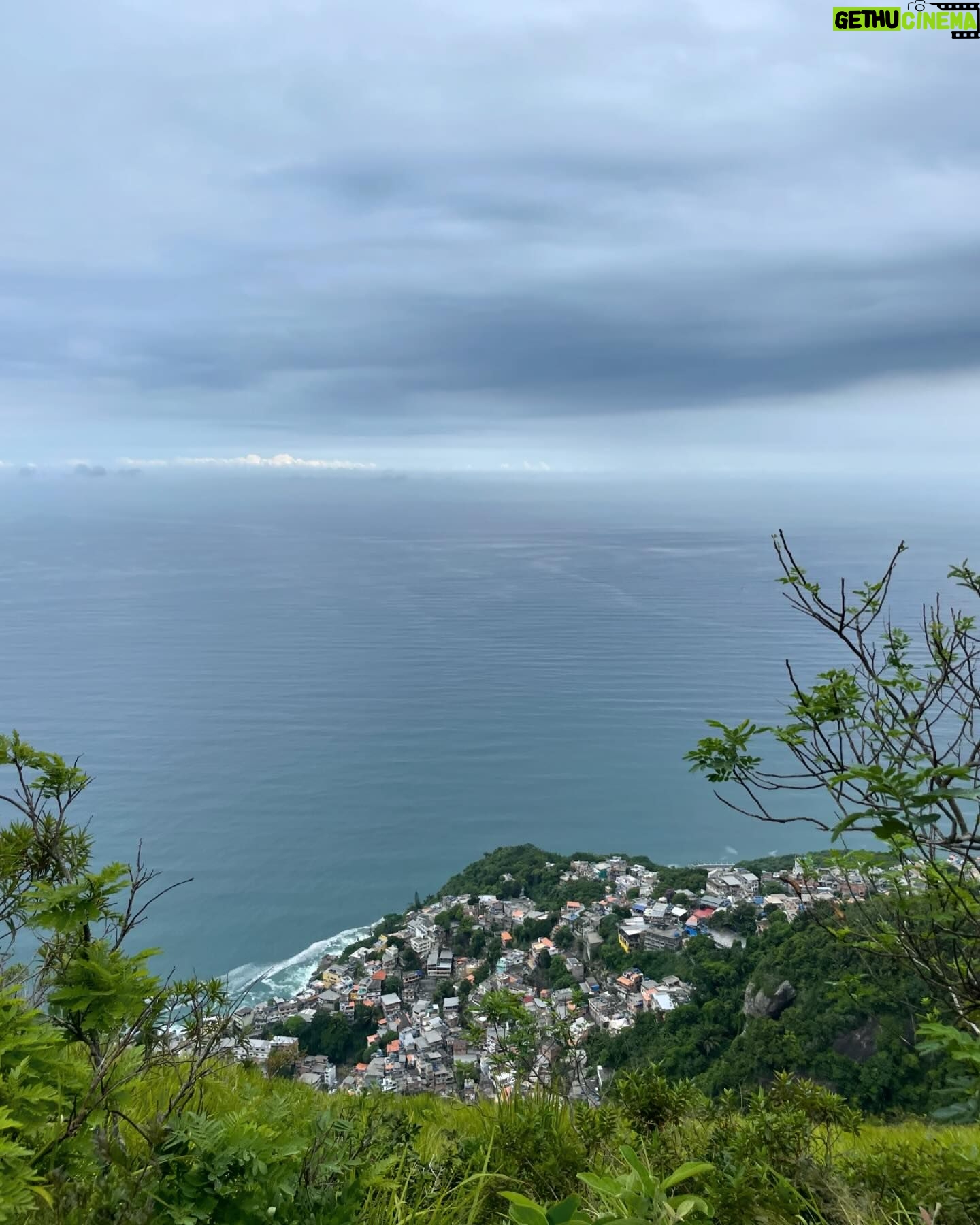 Julie Bertin Instagram - 📍Vidigal, R.J « De façon paradoxale, son nom est emprunté au major de la garde royale, Miguel Nunes Vidigal. Un homme réputé pour sa répression féroce envers les cérémonies de candomblé – une religion afro-brésilienne très pratiquée dans le pays –, sa détestation de la samba et sa haine persécutrice de la capoeira. Un héritage en contradiction totale avec l’histoire de la favela qui sera, dès les années 1970, le refuge de l’élite culturelle et de concerts improvisés de samba. L’arrivée en janvier 2012 de l’unité de police pacificatrice (UPP) fait sauter cette ultime barrière. Vidigal devient une favela accessible et convoitée par les « gringos ». La flambée des prix de l’immobilier à l’approche de la Coupe du monde attire étrangers et cariocas de la classe moyenne qui ne peuvent plus se payer les appartements des quartiers nobles pris dans la bulle spéculative .. »