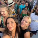Julie Bertin Instagram – 📍Sambodrome Marquês de Sapucaí, R.J. 

« les gars, j’ai fait le carnaval de Rio 🤩 »

1. Une Julie hyper mega émerveillée 
2. Non, je ne vais pas vous laisser avec une simple photo du carnaval. Je compte vous faire une vidéo récapitulative, des plus beaux chars car vous n’êtes pas prêt. C’est incroyablement beau mais c’est long, très long .. 21h – 7h30 😅. 
3. Je me rends compte que j’ai super bien choisi nos places. On était clairement avec le carnaval tout devant 🤩. 
4. 7h30 – 8h . C’est la fin du carnaval. Tout le monde a le droit de se rendre sur la piste du défilé pour clôturer le dernier passage 💃.
5. End 🥺. 

#carnaval #euquero #brazil🇧🇷 #rj #carnavalrj @riocarnaval #samba #explore #sambodromo #travel #frenchgirl #