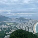 Julie Bertin Instagram - 📍Vidigal, R.J « De façon paradoxale, son nom est emprunté au major de la garde royale, Miguel Nunes Vidigal. Un homme réputé pour sa répression féroce envers les cérémonies de candomblé – une religion afro-brésilienne très pratiquée dans le pays –, sa détestation de la samba et sa haine persécutrice de la capoeira. Un héritage en contradiction totale avec l’histoire de la favela qui sera, dès les années 1970, le refuge de l’élite culturelle et de concerts improvisés de samba. L’arrivée en janvier 2012 de l’unité de police pacificatrice (UPP) fait sauter cette ultime barrière. Vidigal devient une favela accessible et convoitée par les « gringos ». La flambée des prix de l’immobilier à l’approche de la Coupe du monde attire étrangers et cariocas de la classe moyenne qui ne peuvent plus se payer les appartements des quartiers nobles pris dans la bulle spéculative .. »