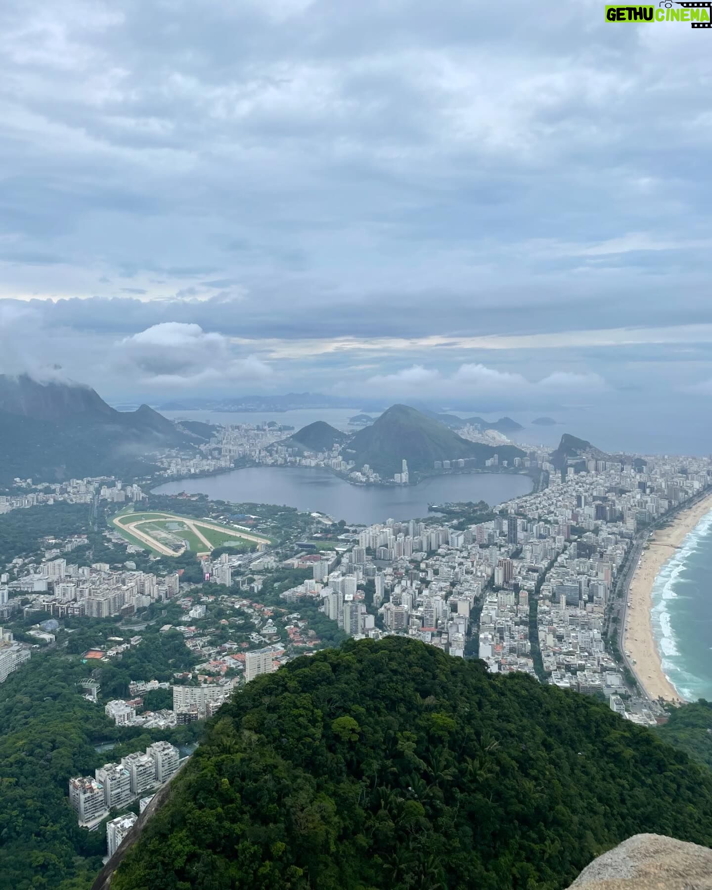 Julie Bertin Instagram - 📍Vidigal, R.J « De façon paradoxale, son nom est emprunté au major de la garde royale, Miguel Nunes Vidigal. Un homme réputé pour sa répression féroce envers les cérémonies de candomblé – une religion afro-brésilienne très pratiquée dans le pays –, sa détestation de la samba et sa haine persécutrice de la capoeira. Un héritage en contradiction totale avec l’histoire de la favela qui sera, dès les années 1970, le refuge de l’élite culturelle et de concerts improvisés de samba. L’arrivée en janvier 2012 de l’unité de police pacificatrice (UPP) fait sauter cette ultime barrière. Vidigal devient une favela accessible et convoitée par les « gringos ». La flambée des prix de l’immobilier à l’approche de la Coupe du monde attire étrangers et cariocas de la classe moyenne qui ne peuvent plus se payer les appartements des quartiers nobles pris dans la bulle spéculative .. »