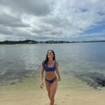 Julie Bertin Instagram – Encore quelques photos, et j’arrive au bout de ces vacances, promis 😬🤍. 

1/ 📍Pereybère, Maurice 
2/ 📍îlot Gabriel, Maurice
5/ 📍La cascade de Rochester Falls