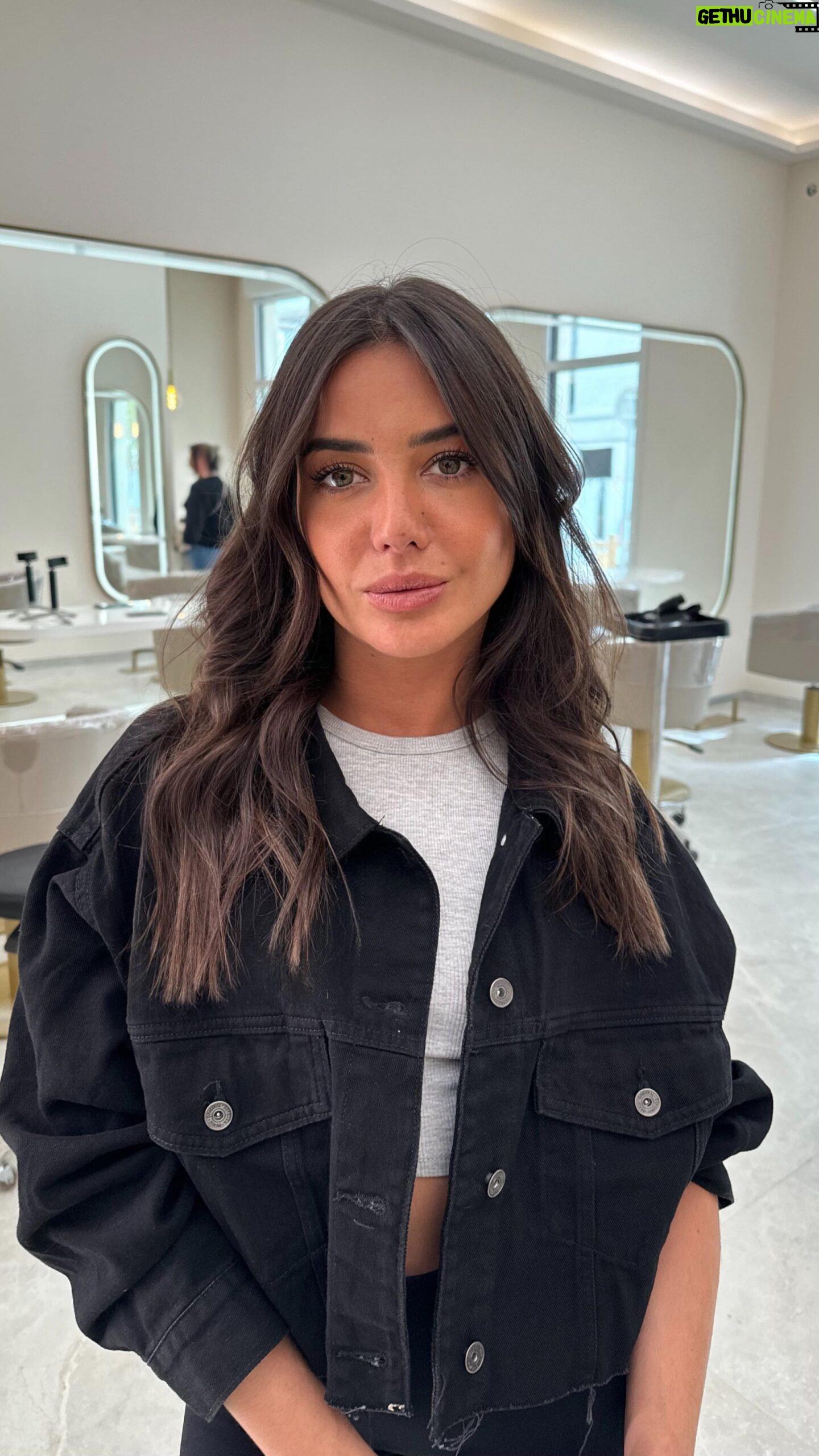 Julie Bertin Instagram - Tu dois absolument découvrir le nouveau salon @rstarscoiffure à Montpellier 🤩. Le plus beau salon de coiffure que j’ai pu voir à Montpellier. Une équipe au top, toujours à l’écoute et surtout avec les meilleurs conseils pour tes cheveux. Pour l’ouverture du nouveau salon @rstarscoiffure offre -10 % sur toutes les prestations. Si tu viens de ma part, donc profites-en 💇🏽♀️. #coiffure #hairstyle #hairdresser #haircolor #coiffurefemme #haircut #coolhair #hairlove