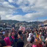 Julie Bertin Instagram – 📍Sambodrome Marquês de Sapucaí, R.J. 

« les gars, j’ai fait le carnaval de Rio 🤩 »

1. Une Julie hyper mega émerveillée 
2. Non, je ne vais pas vous laisser avec une simple photo du carnaval. Je compte vous faire une vidéo récapitulative, des plus beaux chars car vous n’êtes pas prêt. C’est incroyablement beau mais c’est long, très long .. 21h – 7h30 😅. 
3. Je me rends compte que j’ai super bien choisi nos places. On était clairement avec le carnaval tout devant 🤩. 
4. 7h30 – 8h . C’est la fin du carnaval. Tout le monde a le droit de se rendre sur la piste du défilé pour clôturer le dernier passage 💃.
5. End 🥺. 

#carnaval #euquero #brazil🇧🇷 #rj #carnavalrj @riocarnaval #samba #explore #sambodromo #travel #frenchgirl #
