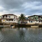 Julie Bertin Instagram – Paraty, Costa Verde, RJ 📍🇧🇷. 

« Entre Rio et Sao Paulo, ce petit port baigné par l’Atlantique est né il y a 350 ans. L’or lui offrit la gloire et l’UNESCO son éternité en l’intégrant au patrimoine mondial en 1966. On recommande souvent ce village comme une étape agréable. En réalité, il vaut tous les détours, et un séjour là-bas n’est jamais assez long .. ✨
Outre son charme historique, c’est un point de départ idéal pour accéder aux splendeurs naturelles de la Costa Verde, écosystème unique classé au patrimoine de l’Unesco, alliant montagnes tropicales, plages de rêve et cascades à couper le souffle.
Pour structurer la promenade, retrouvez les quatre églises baroques de la ville. À l’origine, chacune correspondait à une caste (colons blancs, esclaves, affranchis…). Le petit village de Paraty devint rapidement prospère, exploitant tour à tour la canne à sucre pour produire l’alcool typiquement brésilien, la cachaça, puis le café. Sa position, dissimulée au fond de la baie d’Ilha Grande, en fit également un port de traite des esclaves très actif .. une ville chargée d’histoire ». 

*Côté Atlantique, la Costa Verde sème 65 îles à la nature soigneusement protégée. La plus grande, Ilha Grande, déclarée parc naturel, est interdite à la circulation, à la construction et même à la pêche.