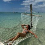 Julie Bertin Instagram – Quand on m’annonce que ce week-end, il fait 20° ☀️.

 «Cette plage « Le Morne » fais partie des plus belles plages que j’ai pu voir lors de mes voyages et c’est clairement ma préférée de Maurice 🤩 ».