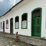 Julie Bertin Instagram – Paraty, Costa Verde, RJ 📍🇧🇷. 

« Entre Rio et Sao Paulo, ce petit port baigné par l’Atlantique est né il y a 350 ans. L’or lui offrit la gloire et l’UNESCO son éternité en l’intégrant au patrimoine mondial en 1966. On recommande souvent ce village comme une étape agréable. En réalité, il vaut tous les détours, et un séjour là-bas n’est jamais assez long .. ✨
Outre son charme historique, c’est un point de départ idéal pour accéder aux splendeurs naturelles de la Costa Verde, écosystème unique classé au patrimoine de l’Unesco, alliant montagnes tropicales, plages de rêve et cascades à couper le souffle.
Pour structurer la promenade, retrouvez les quatre églises baroques de la ville. À l’origine, chacune correspondait à une caste (colons blancs, esclaves, affranchis…). Le petit village de Paraty devint rapidement prospère, exploitant tour à tour la canne à sucre pour produire l’alcool typiquement brésilien, la cachaça, puis le café. Sa position, dissimulée au fond de la baie d’Ilha Grande, en fit également un port de traite des esclaves très actif .. une ville chargée d’histoire ». 

*Côté Atlantique, la Costa Verde sème 65 îles à la nature soigneusement protégée. La plus grande, Ilha Grande, déclarée parc naturel, est interdite à la circulation, à la construction et même à la pêche.