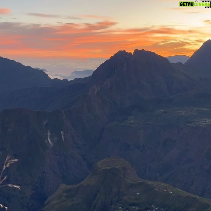Julie Bertin Instagram - Le Maïdo, la Réunion. (Patrimoine mondial de l’Unesco.) « Le Maïdo, site naturel, est un véritable balcon sur La Réunion. Il offre un panorama remarquable sur le cirque de Mafate d’où l’on peut admirer la nature préservée. Elle abrite des îlets où les habitants vous accueillent chaleureusement. Le cirque de Mafate n’est accessible qu’à pied ou en hélicoptère, pour les urgences et cas exceptionnels. » * slide 2, vous pouvez voir le magnifique lever de soleil et le piton des neiges juste à votre droite 🤩. On s’est gelé, mais ça valait le coup.