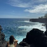 Julie Bertin Instagram – 📍Le Cap méchant, la Réunion. 

«Le Cap Méchant est un lieu touristique très prisé. Idéalement situé sur la côte sud ouest de Saint-Philippe. Les petits kiosques disposés sous les filaos permettent à tous d’admirer les falaises de laves de couleur noir charbon qui se sont formés par les coulées de lave successives et qui plongent dans le bleu de l’océan.»