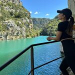 Julie Bertin Instagram - 📍Sentier du Garde Canal - Les Basses Gorges du Verdon. C’est clairement la plus belle randonnée que j’ai pu faire à ce jour hyper accessible et facile. Je vous la conseille bien évidemment hors saison, le matin à partir de 8h. *Pour ceux qui voudront continuer vers la chapelle Sainte Maxime, vous continuerez votre chemin en passant sous le tunnel. Très humide, votre flash sera votre meilleur ami. 😅 A savoir qu’il est aussi possible de naviguer sur le Verdon en louant un bateau électrique ou kayak chez les loueurs présents au lac de Quinson . #balade #randonnée #weekend #explorer #aventure #trek #naturephotography #friends