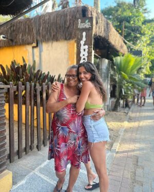 Julie Bertin Instagram - 📍Ilha grande, Angra Dos Reis.

« Les jolies choses ne sont jamais parfaite.. 🌸 » 

🫀, à chaque nouveau Caroussel, mon cœur se sert cette ambiance me manque déjà tellement !! Je n’ai même pas d’inspiration aujourd’hui, je suis nostalgique .. .