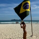 Julie Bertin Instagram - 📍Lopes Mendes, Ilha Grande. « Une des plus belles plages que j’ai pu voir au Brésil… Le bateau vous dépose sur une petite plage pour accéder à plusieurs randonnées, pour cette plage il faut compter 30mn environ, si vous avez de la chance, vous croiserez des petits ouistitis sur le chemin .. 🤩. Au bout, vous arrivez donc sur une plage interminable de sable blanc et une eau incroyablement bleue turquoise .. ». 👙 : @lescanebiers