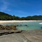 Julie Bertin Instagram - 📍Lopes Mendes, Ilha Grande. « Une des plus belles plages que j’ai pu voir au Brésil… Le bateau vous dépose sur une petite plage pour accéder à plusieurs randonnées, pour cette plage il faut compter 30mn environ, si vous avez de la chance, vous croiserez des petits ouistitis sur le chemin .. 🤩. Au bout, vous arrivez donc sur une plage interminable de sable blanc et une eau incroyablement bleue turquoise .. ». 👙 : @lescanebiers