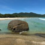 Julie Bertin Instagram - 📍Lopes Mendes, Ilha Grande. « Une des plus belles plages que j’ai pu voir au Brésil… Le bateau vous dépose sur une petite plage pour accéder à plusieurs randonnées, pour cette plage il faut compter 30mn environ, si vous avez de la chance, vous croiserez des petits ouistitis sur le chemin .. 🤩. Au bout, vous arrivez donc sur une plage interminable de sable blanc et une eau incroyablement bleue turquoise .. ». 👙 : @lescanebiers