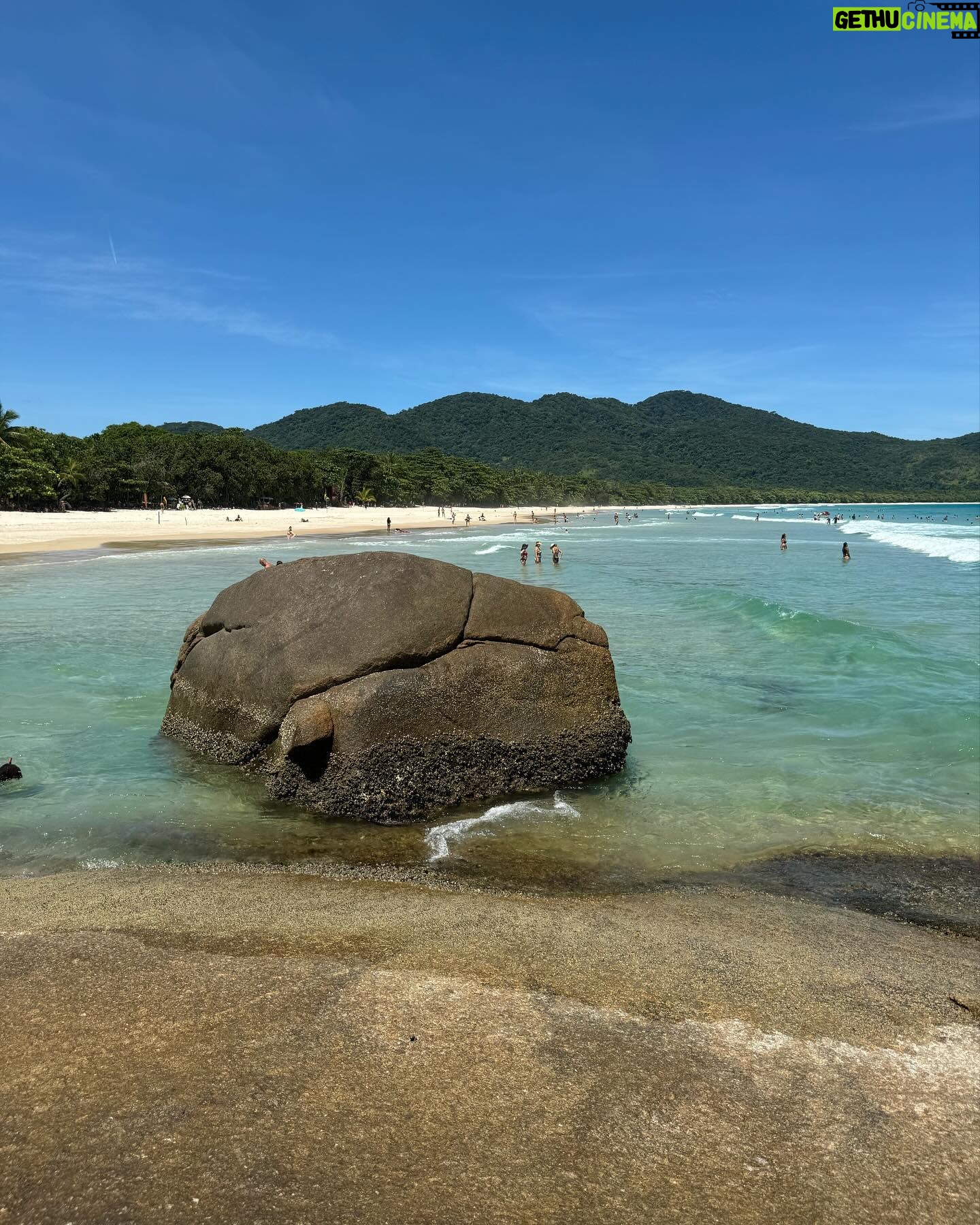 Julie Bertin Instagram - 📍Lopes Mendes, Ilha Grande. « Une des plus belles plages que j’ai pu voir au Brésil… Le bateau vous dépose sur une petite plage pour accéder à plusieurs randonnées, pour cette plage il faut compter 30mn environ, si vous avez de la chance, vous croiserez des petits ouistitis sur le chemin .. 🤩. Au bout, vous arrivez donc sur une plage interminable de sable blanc et une eau incroyablement bleue turquoise .. ». 👙 : @lescanebiers