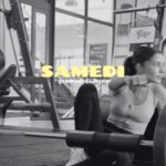 Julie Bertin Instagram – DAILY WORKOUT 🧠

Dernière séance de muscu de la semaine, on termine avec une séance « QUADRICEPS/ FESSIER » (d’ailleurs, tu verras que je n’aime vraiment pas les fentes bulgares car j’ai encore un gros problème avec l’équilibre, je garde mon bâton pour l’instant 😂 mais le but c’est de ne pas avoir le bâton et de rien avoir d’ailleurs mise à part ton haltère 😅).
Le but du programme et de quand même prendre du volume sur le bas du corps 👀🍑, en revanche je modère beaucoup plus les charges sur les séances haut du corps car oui je veux renforcer mon dos, mais je n’ai pas spécialement envie de prendre en volume sur le haut du corps. 

=> Je continue la semaine ensuite avec deux cours de yoga et du stretching à la maison hyper important !

Je vous laisse le détail de la séance juste en dessous 👇 

N’hésite pas à l’enregistrer et à me tenir au courant si tu la teste 👀. 

(Tu adaptes les charges selon ton niveau, échauffe-toi toujours sans poids avant ta première série).

LE DÉTAIL 👇

. ÉCHAUFFEMENT : RAMEUR 5-10 MN’

. PRESS INCLINÉ 
8 REP X 3
REPOS : 3MN’
KG : 150KG

. FENTE BULGARE 
8 REP PAR JAMBES X 3
REPOS : 2MN’
KG : 12KG
TEMPO : 3-0-0-1 

. HIP TRUST 
8REP X 4
REPOS : 1MN’30
KG : 60 KG

.GOBLET SQUAT 
8 REP X 4
REPOS : 1MN’30
KG : 24 KG
 

#gym #gymmotivation #workout #glutes #glutesworkout #fyp #sportmotivation #balance #frenchgirl #discipline