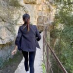 Julie Bertin Instagram - 📍Sentier du Garde Canal - Les Basses Gorges du Verdon. C’est clairement la plus belle randonnée que j’ai pu faire à ce jour hyper accessible et facile. Je vous la conseille bien évidemment hors saison, le matin à partir de 8h. *Pour ceux qui voudront continuer vers la chapelle Sainte Maxime, vous continuerez votre chemin en passant sous le tunnel. Très humide, votre flash sera votre meilleur ami. 😅 A savoir qu’il est aussi possible de naviguer sur le Verdon en louant un bateau électrique ou kayak chez les loueurs présents au lac de Quinson . #balade #randonnée #weekend #explorer #aventure #trek #naturephotography #friends
