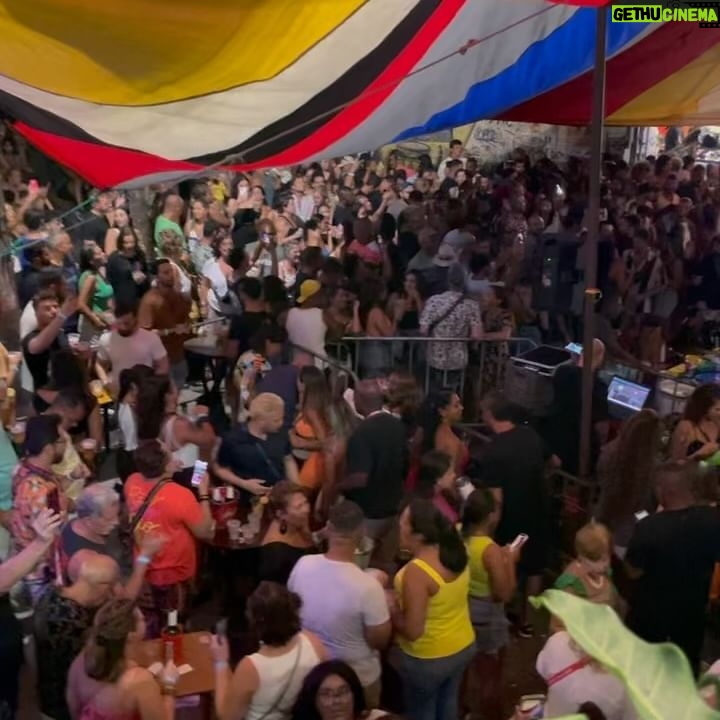 Julie Bertin - 14.7K Likes - 📍 Pedra Do Sal, R.J
« Vous arrivez à la fameuse Pedra do Sal, la Pierre de sel, au cœur du quartier de la petite Afrique. C’est là qu’est née la samba urbaine et la pedra do sal est lieu fondamental pour comprendre les origines de la musique brésilienne
Alors, revenons quelques siècles en arrière. Sachez déjà que l’esclavage au Brésil, issu du commerce triangulaire, a été légal pendant environ 3 siècles, à partir de l’arrivée des Européens sur le continent en
1500. Pendant ce qu’on appelle le Sugar boom, de (
1570 à 1670, les esclaves africains ont connu l’enfer
Mais parfois, des esclaves parvenaient à s’enfuir et à former des communautés secrètes nommées des quilombos. La plus grande, dans l’État de Pernambuco, comptait quand même plus de 20.000 membres ! Au total, des milliers de communautés ont été érigées.
Elles ont aujourd’hui acquis des droits sur leurs terres et continuent de les protéger. Depuis 2004, 3212 communautés quilombolas ont été reconnues et en 2019, 230 autres territoires sont en attente de reconnaissance. Pedra do Sal est l’une d’entres-elles.
Le site a été reconnu en 1984 par l’INEPAC, l’institut d’État du Patrimoine culturel). C’est un groupe d’esclaves venus de Salvador de Bahia au Nord-Est du Brésil, qui s’installe en premier dans ce quartier, dont la proximité avec le port s’accompagnait de possibles emplois sur les cargos. Le nom, pierre de sel, vient d’ailleurs du fait qu’ici était le point de debarquement du sel, utilisé pour la fabrication de cuir et de conserves de viande, si précieux qu’on l’utilisait même comme monnaie .. »
peut-être une de mes meilleures soirées @pedradosaloficial ✨