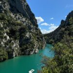 Julie Bertin Instagram - 📍Sentier du Garde Canal - Les Basses Gorges du Verdon. C’est clairement la plus belle randonnée que j’ai pu faire à ce jour hyper accessible et facile. Je vous la conseille bien évidemment hors saison, le matin à partir de 8h. *Pour ceux qui voudront continuer vers la chapelle Sainte Maxime, vous continuerez votre chemin en passant sous le tunnel. Très humide, votre flash sera votre meilleur ami. 😅 A savoir qu’il est aussi possible de naviguer sur le Verdon en louant un bateau électrique ou kayak chez les loueurs présents au lac de Quinson . #balade #randonnée #weekend #explorer #aventure #trek #naturephotography #friends