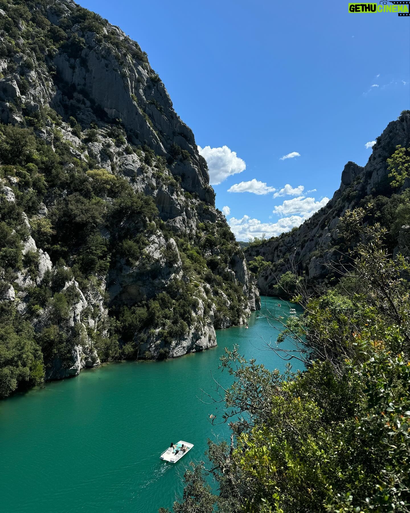 Julie Bertin Instagram - 📍Sentier du Garde Canal - Les Basses Gorges du Verdon. C’est clairement la plus belle randonnée que j’ai pu faire à ce jour hyper accessible et facile. Je vous la conseille bien évidemment hors saison, le matin à partir de 8h. *Pour ceux qui voudront continuer vers la chapelle Sainte Maxime, vous continuerez votre chemin en passant sous le tunnel. Très humide, votre flash sera votre meilleur ami. 😅 A savoir qu’il est aussi possible de naviguer sur le Verdon en louant un bateau électrique ou kayak chez les loueurs présents au lac de Quinson . #balade #randonnée #weekend #explorer #aventure #trek #naturephotography #friends