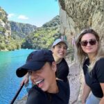 Julie Bertin Instagram - 📍Sentier du Garde Canal - Les Basses Gorges du Verdon. C’est clairement la plus belle randonnée que j’ai pu faire à ce jour hyper accessible et facile. Je vous la conseille bien évidemment hors saison, le matin à partir de 8h. *Pour ceux qui voudront continuer vers la chapelle Sainte Maxime, vous continuerez votre chemin en passant sous le tunnel. Très humide, votre flash sera votre meilleur ami. 😅 A savoir qu’il est aussi possible de naviguer sur le Verdon en louant un bateau électrique ou kayak chez les loueurs présents au lac de Quinson . #balade #randonnée #weekend #explorer #aventure #trek #naturephotography #friends