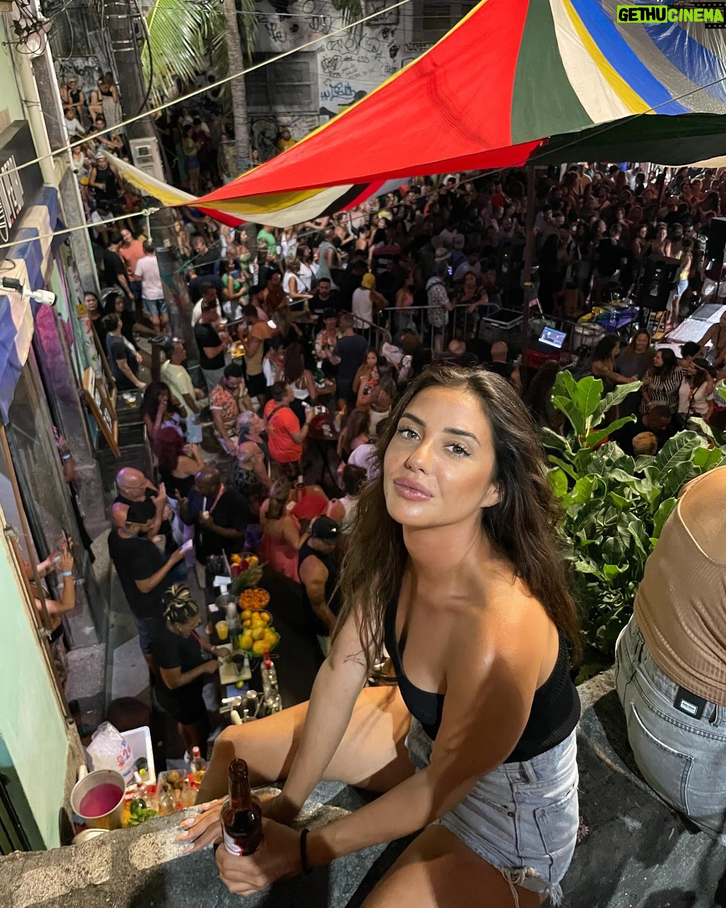 Julie Bertin - 14.7K Likes - 📍 Pedra Do Sal, R.J
« Vous arrivez à la fameuse Pedra do Sal, la Pierre de sel, au cœur du quartier de la petite Afrique. C’est là qu’est née la samba urbaine et la pedra do sal est lieu fondamental pour comprendre les origines de la musique brésilienne
Alors, revenons quelques siècles en arrière. Sachez déjà que l’esclavage au Brésil, issu du commerce triangulaire, a été légal pendant environ 3 siècles, à partir de l’arrivée des Européens sur le continent en
1500. Pendant ce qu’on appelle le Sugar boom, de (
1570 à 1670, les esclaves africains ont connu l’enfer
Mais parfois, des esclaves parvenaient à s’enfuir et à former des communautés secrètes nommées des quilombos. La plus grande, dans l’État de Pernambuco, comptait quand même plus de 20.000 membres ! Au total, des milliers de communautés ont été érigées.
Elles ont aujourd’hui acquis des droits sur leurs terres et continuent de les protéger. Depuis 2004, 3212 communautés quilombolas ont été reconnues et en 2019, 230 autres territoires sont en attente de reconnaissance. Pedra do Sal est l’une d’entres-elles.
Le site a été reconnu en 1984 par l’INEPAC, l’institut d’État du Patrimoine culturel). C’est un groupe d’esclaves venus de Salvador de Bahia au Nord-Est du Brésil, qui s’installe en premier dans ce quartier, dont la proximité avec le port s’accompagnait de possibles emplois sur les cargos. Le nom, pierre de sel, vient d’ailleurs du fait qu’ici était le point de debarquement du sel, utilisé pour la fabrication de cuir et de conserves de viande, si précieux qu’on l’utilisait même comme monnaie .. »
peut-être une de mes meilleures soirées @pedradosaloficial ✨