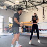 Julie Bertin Instagram - Si il y avait bien une personne que je devais rencontrer dans ma vie c’est bien @sofian_bellahcene ! Ça faisait quelques temps que je devais me faire coacher mais le fait que ça soit à Aix me paraissait un peu compliqué - après avoir fait cette séance, autant vous dire que la question ne se pose même plus le feeling est tellement bien passé qu’on va se revoir beaucoup plus souvent que je ne le pensais !. ça m’a fait tellement du bien, j’ai pu vider presque tout mes nerfs (oui, il y en a beaucoup dans ce petit corps). - Soyez indulgent, je fais 2,3 cours de boxe par ans mais comme vous pouvez le constater l’envie et la hargne est toujours omniprésente .. 🥊. Hâte de poursuivre cette nouvelle aventure 🥷. #boxeanglaise #boxe #boxing #boxingworkout #coaching #workout #boxingday #training #sport