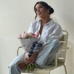 Julie Bertin Instagram - «La légende raconte que les fleurs ont fanées et que le le prince charmant s’est fait manger .. 🐸 ». . . . 👩🏽‍💻 : @ciel_studio_mtp_ 💇🏽‍♀️ : @rigal_laure 💄 : @tevaquesada_makeup