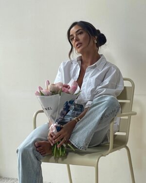 Julie Bertin Instagram - «La légende raconte que les fleurs ont fanées et que le le prince charmant s’est fait manger .. 🐸 ».
.
.
.
👩🏽‍💻 : @ciel_studio_mtp_
💇🏽‍♀️ : @rigal_laure 
💄 : @tevaquesada_makeup