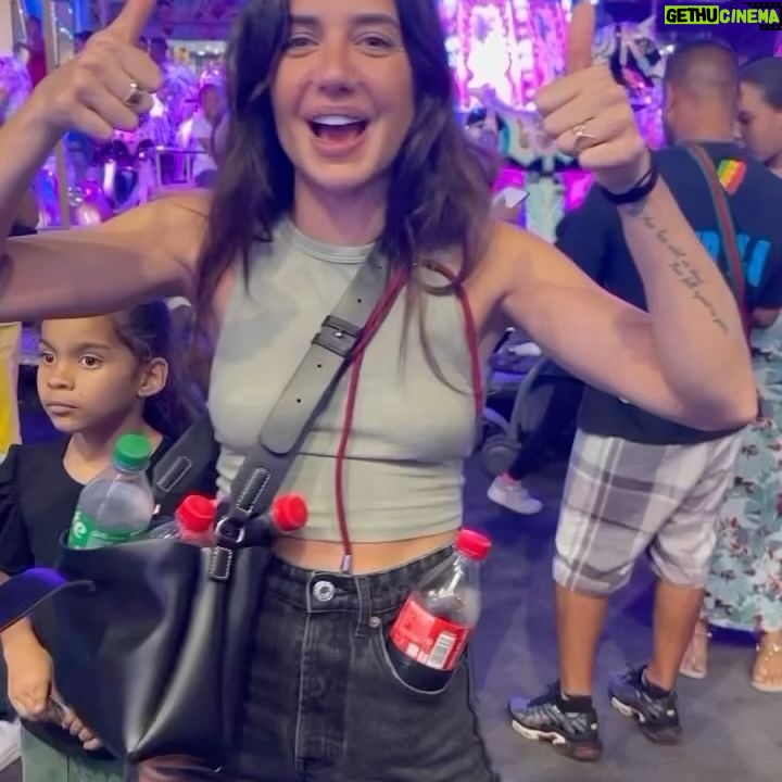 Julie Bertin - 15.4K Likes - Parce que cette photo résume tellement bien mon séjour avec toi à La Réunion, merci ma @charlotte.valez 🤍.
-> Pour la séquence émotion et la petite larme il faut swipper 👉🏼
📸 : @tintincav