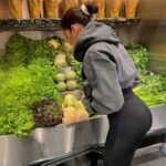 Julie Bertin Instagram - Je vous assure que cette photo c’est plus pour la conscience .. En ce moment la bouffe c’est ma bête noire, je limite la casse car j’essaye de manger au maximum équilibré le moins transformé possible, mais j’ai une passion inconditionnelle pour le grignotage (surtout entre les repas) ce qui m’empêche de manger correctement les repas importants et du coup j’ai l’impression de faire mes séances dans le vide ⭕️- J’ai vraiment du mal à trouver un équilibre, il y a toujours une faille quelque part 😅. #fy #gym #gymmotivation #diet #gymgirl #healthylifestyle #dailyworkout #aesthetic #bodybuilding