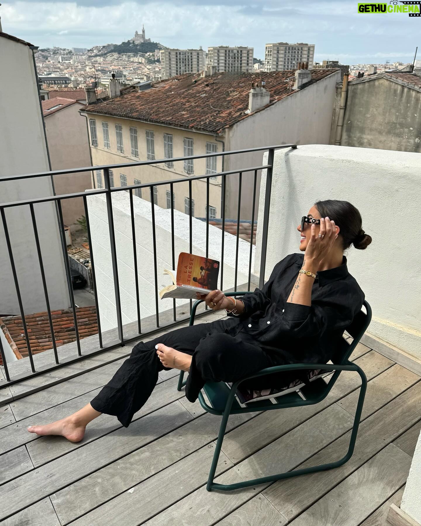 Julie Bertin Instagram - Vous connaissez maintenant la meilleure adresses avec la meilleure vue, pour sejourner à Marseille. Le @alexhotel_marseille -> Je vous laisse avec ce carrousel qualitatif et authentique qui résume parfaitement ces dernières 48 heures.