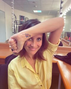 Julie de Bona Instagram - Tatouage offert par mon fils « Maman tu es une superwoman car tu es une régleuse de problèmes » 😍😍😍 On a beau dire, le plus grand rôle de ma vie c’est bien celui là Bonne fête à toutes les supermamans