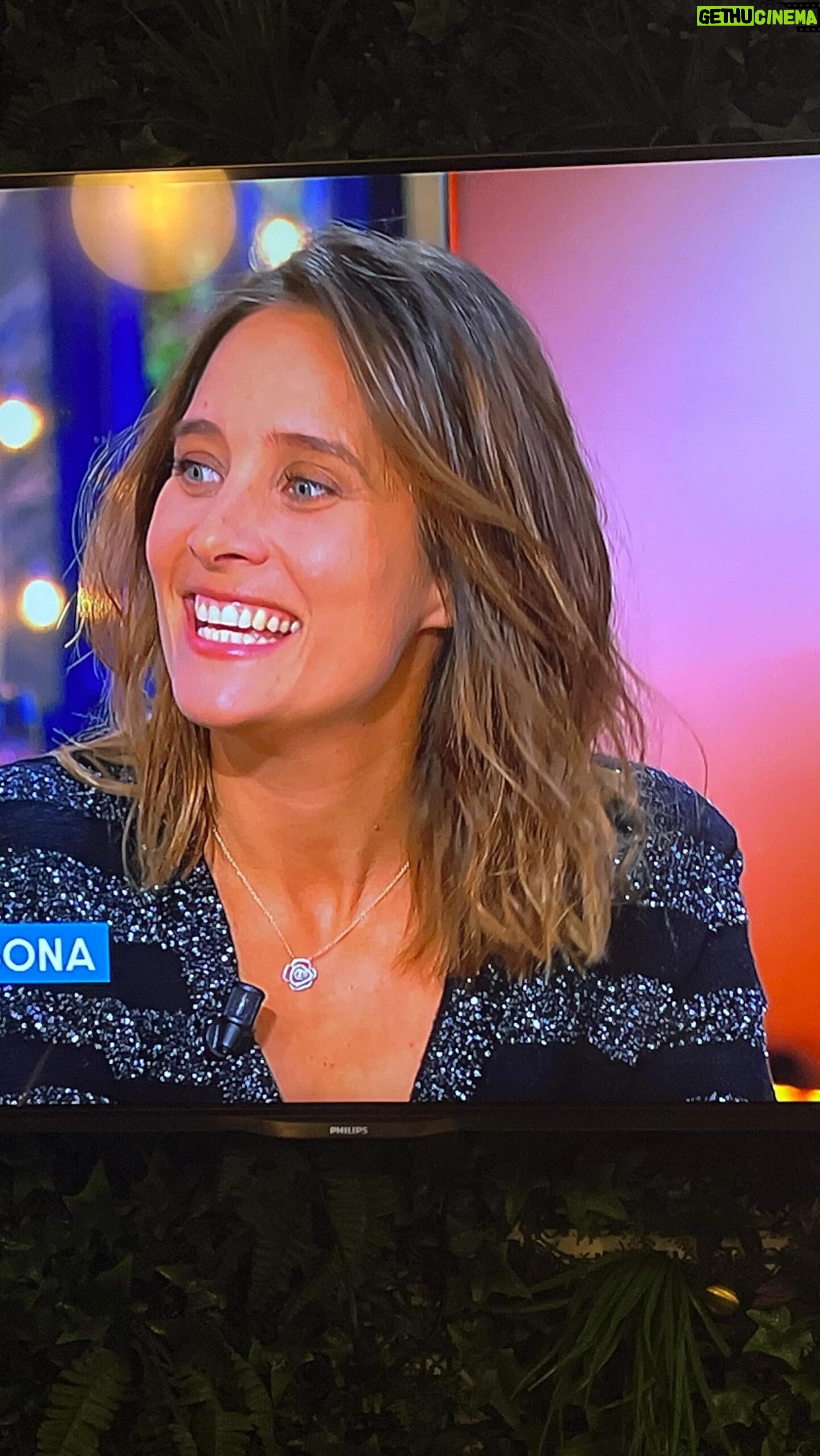 Julie de Bona Instagram - Merci à @c_a_vous de m’avoir invitée sur votre plateau, pour parler d’ « Instinct animal », documentaire en prime diffusé le 27 décembre sur France 2. Ce que vous ne savez pas, c’est que grâce à CàVous, j’ai pu rencontrer mon idole de jeunesse : @marclavoineofficiel et ses fameux « yeux révolvers » dont j’en avais le surnom petite. J’ai été enchanté de le rencontrer et de découvrir que nous avions des passions communes pour les animaux sauvages et l’Afrique. Et pour finir, la grande surprise de revoir @gerardjugnot.off avec qui j’ai joué au théâtre en 2003 …et il a bien entendu reparlé de mon magnifique trou de mémoire, sur scène …en espérant ne pas en avoir à nouveau, avec @eliesemounofficiel dans « Suite Royale » au théâtre de la Madeleine 😉 Merci @anneelisabethlemoine et toute l’équipe de @c_a_vous @emilietn @mohamedbouhafsi @ma2tbe2l et Patrick Cohen