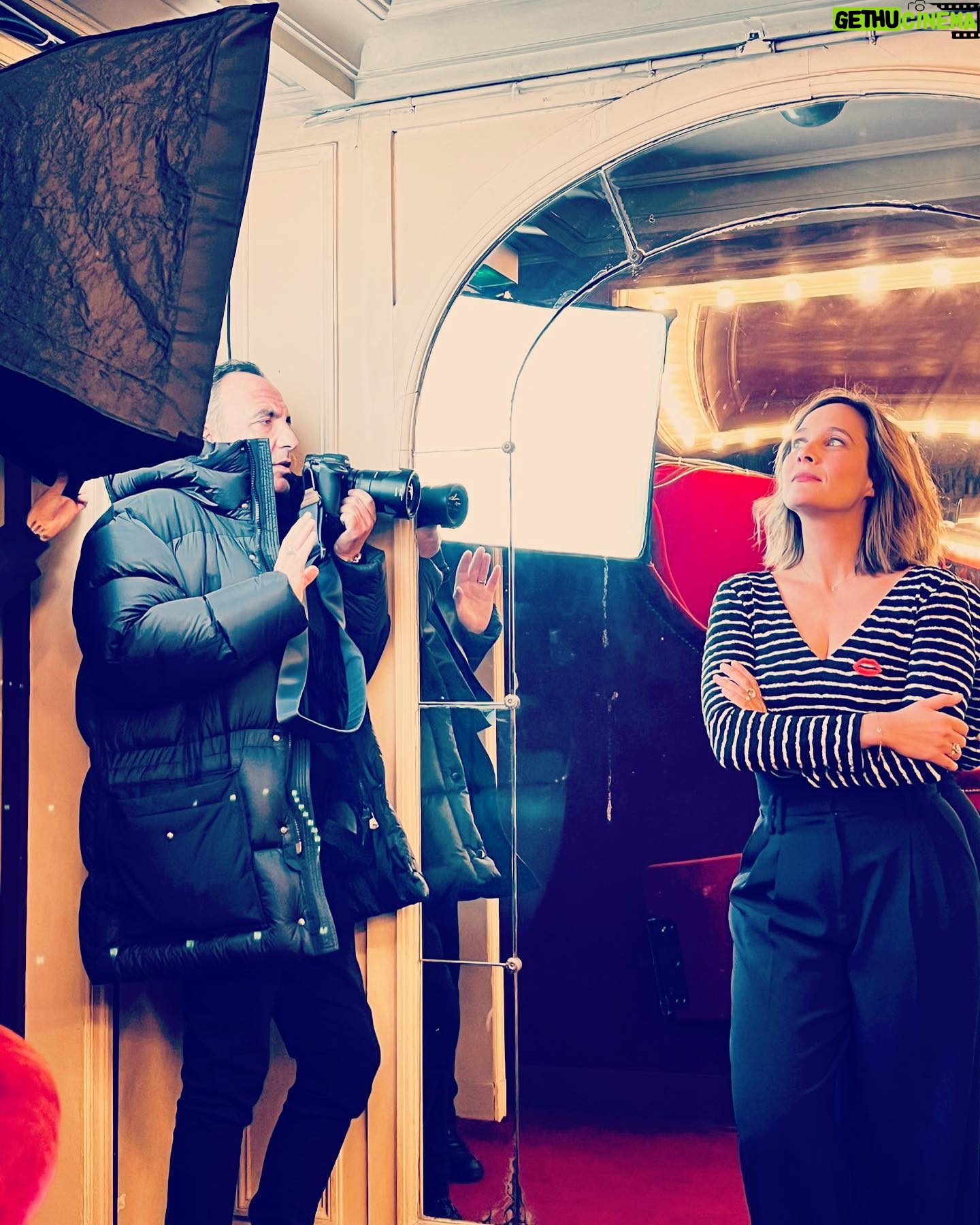 Julie de Bona Instagram - Merci @nikosaliagas pour ce moment suspendu de bienveillance et de douceur. Ton regard et tes conseils sont si précieux. @galafr @theatredelamadeleine @faubourg54 @poirayparis @labruneetlablondeparis