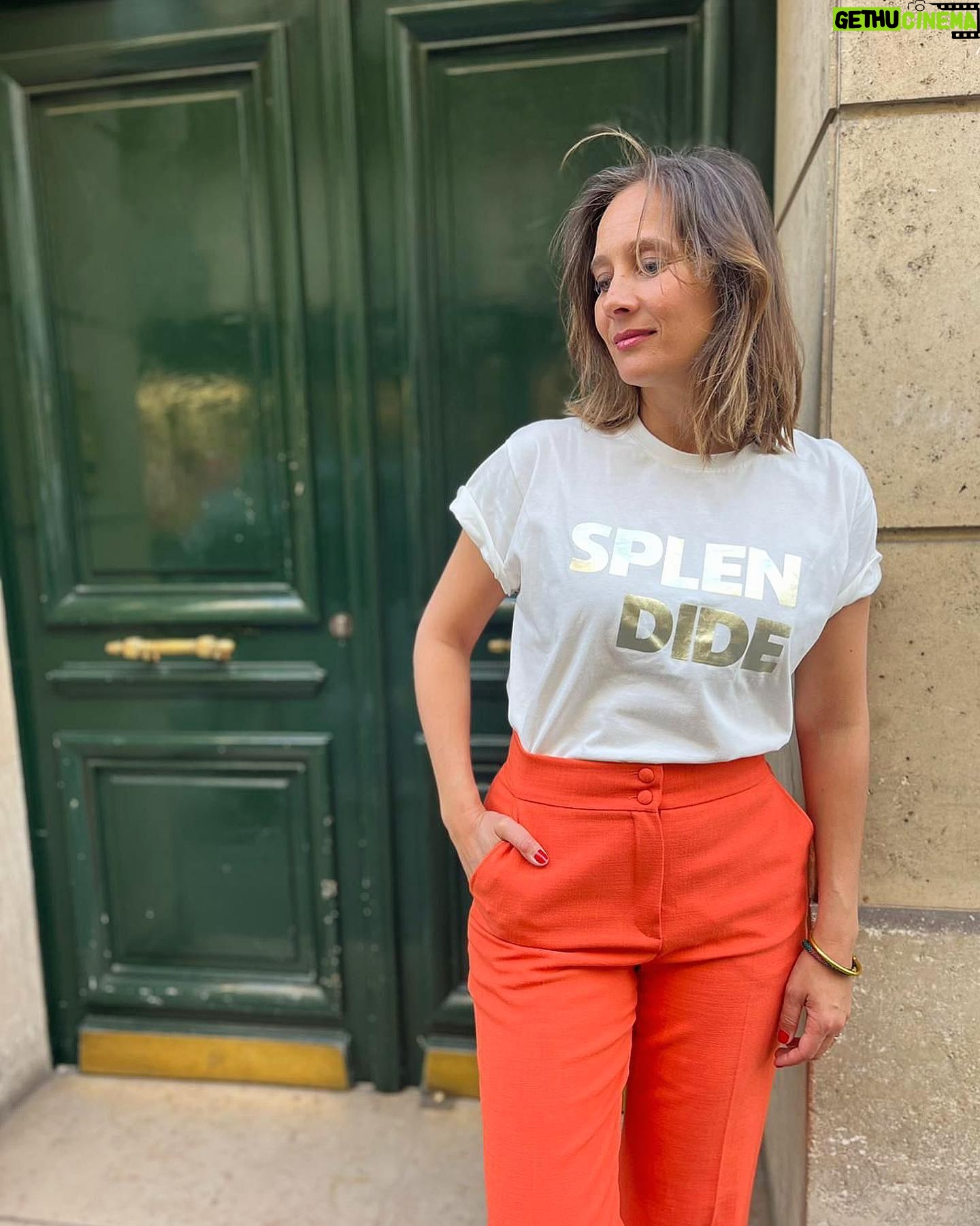 Julie de Bona Instagram - @plume_paris_ a imaginé ce t-shirt en soutien à @enfantbleunational qui lutte contre la maltraitance infantile. L'intégralité des bénéfices de la vente sera reversée à l'association "Splendide" parce que pour @__c_l_i__ -la créatrice de la marque- il est important de mettre des mots positifs et lumineux : un demain est possible pour les enfants 🧡 #enfantbleunational #plumeparis #splendide