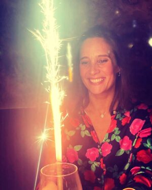 Julie de Bona Instagram - Merci pour cette merveilleuse semaine d’anniversaire les copains 🙏
Sans vous la vie aurait beaucoup moins de saveur 
Je vous aime ♥️

Et merci @sophiedagon_paris pour ce merveilleux collier que je ne quitte plus