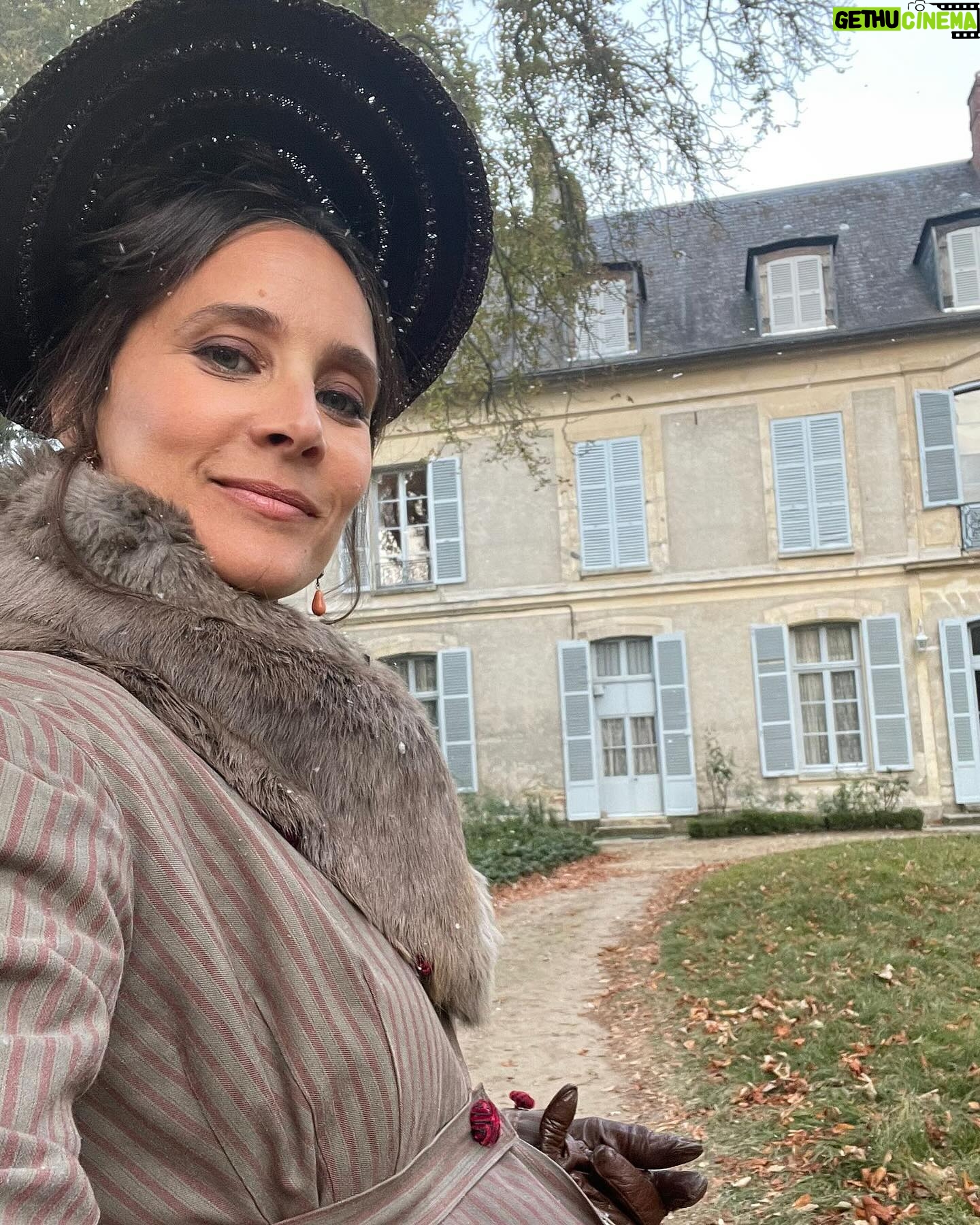 Julie de Bona Instagram - Tellement heureuse de faire partie de l’aventure #LeComteDeMonteCristo @pierreniney #AnaïsDemoustier #BastienBouillon #LaurentLafitte @patrickmilleofficiel @pierfrancescofavino #AnamariaVartolomei @vassili.schneider @julien.desaintjean @adelesimphal #StéphaneVarupenne Produit par Chapter 2 • @dimitri_rassam et @pathefilms Un film réalisé par @matt_delaporte @alexdelapat Le 28 juin 2024 au cinéma